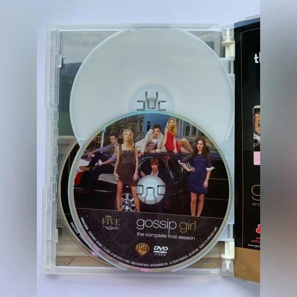 Gossip Girl: The Complete First Season DVD - Picture 6 of 7